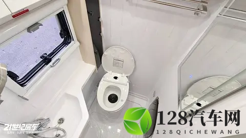 60万预算,别乱花！先看看由进口依维柯底盘打造的新星C600MAX房车-2