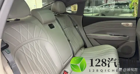 吉利银河星耀8系统变手机 玩家整活停不下来 穷鬼也能开豪车?-3