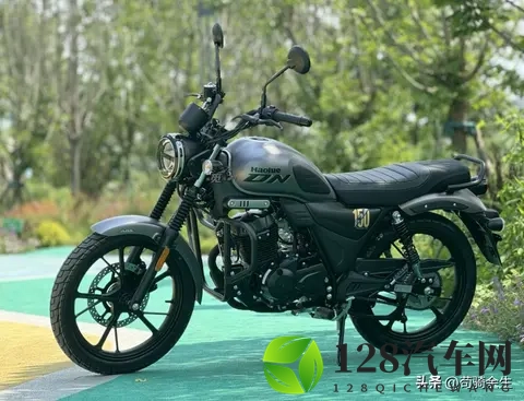 通勤溜车实测！豪爵DN150油耗189L，复古范儿缺失成最大槽点？-1