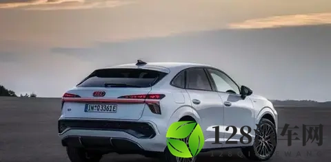 新款Q3 Sportback海外亮相，燃油_混动齐上阵，这波香不香？-1