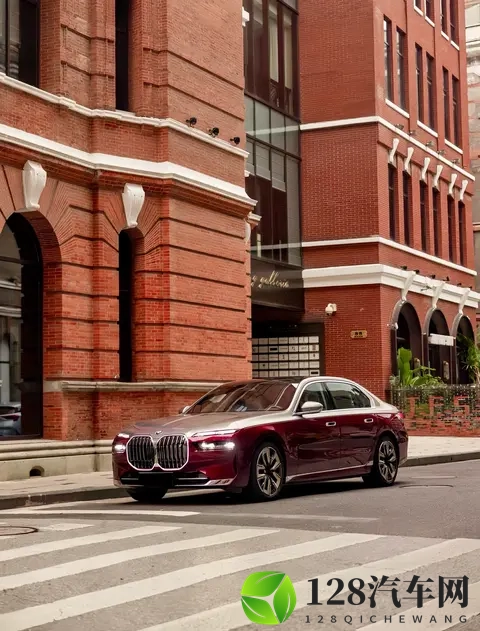 919万起的宝马7系!取消手势控制反得好评?豪华车思路变了?-1