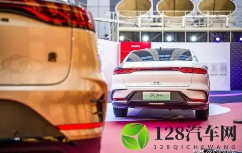 比亚迪豁出去了！C级车跌至1058万，续航1354km，奥迪A6L不香了-2
