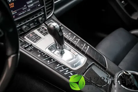 新手注意!圆形红灯不是想转就转,这3种情况硬转扣6分-1