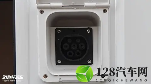 60万预算,别乱花！先看看由进口依维柯底盘打造的新星C600MAX房车-3