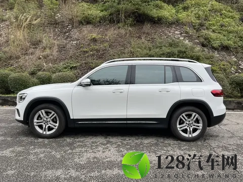 三年折半！家用奶爸看过来，白色奔驰GLB200代步优选-3