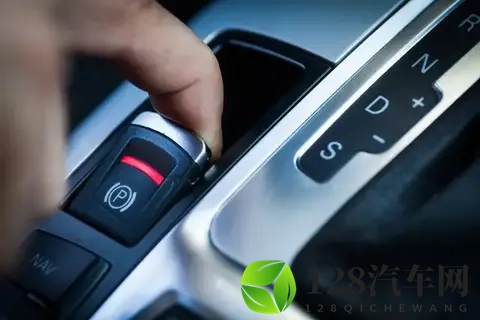 电子手刹的隐藏功能,很多人都还不会用,关键时候有大用!-1