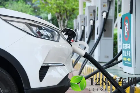 新能源车首次“反超”燃油车，中国汽车产业真的变天了-1