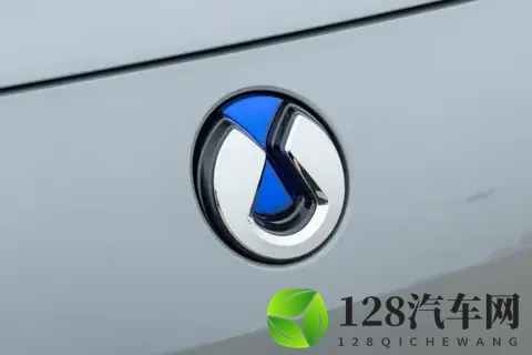 腾势N8L DM：52米车长+3米轴距，全家出游不用愁！-3