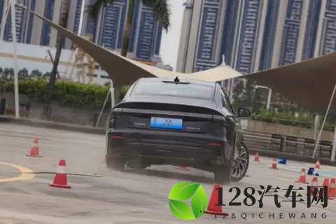 这么优雅的车，居然这么能打？-1