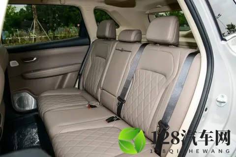 1398 万起，四驱续航超 230km，第三代蓝电E5 PLUS开启预售-3