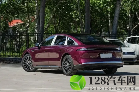 高速稳如BBA！奇瑞风云A9L值不值得买？老司机掏心窝子说10句实话-1