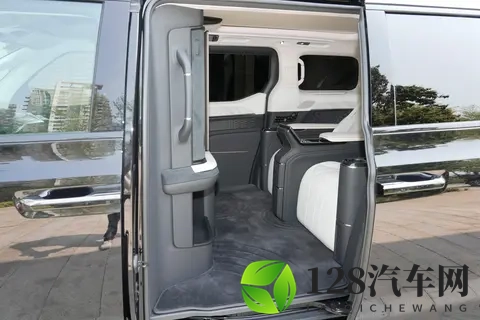 宜商宜家还得看它！试驾极氪009，商务接待、全家出行都体面-3