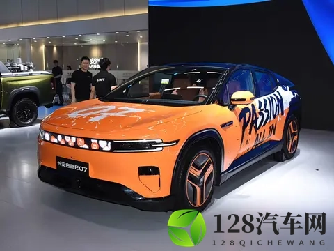 长安全新中大型SUV上市！轿跑跨界外观很动感，配增程_纯电双动力-2