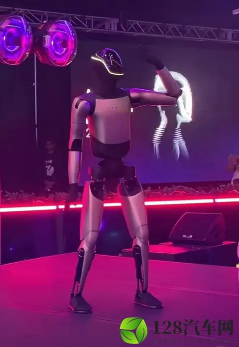 特斯拉VS小鹏：一个练太极一个走猫步，谁才是未来“打工人”？-1