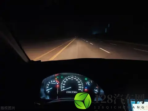 夜间开车的两大禁忌，很多人不知道，别等出事了才后悔不提前了解-3