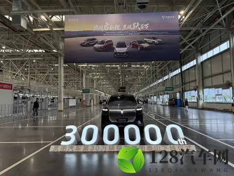 新车|15T插混大型SUV_6座布局_11月18日上市,岚图泰山正式下线-3