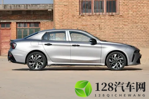 10万出头买家轿，轴距2730mm，标配6气囊，第三代领克03来了-3