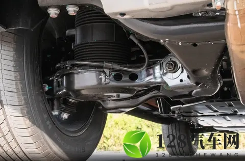 硬派SUV大横评，捷途纵横G700对比方程豹豹8，谁的越野实力更强？-2