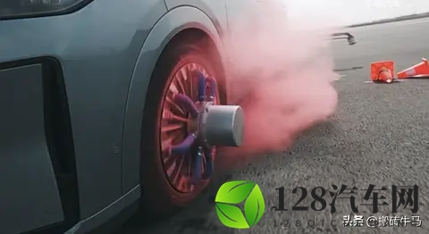 小鹏X9玩命测试，高速150km_h爆胎不失控，这波操作太顶了！-2