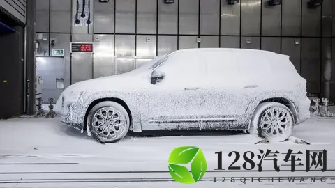 第二代梅赛德斯-奔驰 GLB 的全新照片已经发布，内饰也已曝光-2