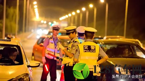 有人说：晚上交警查酒驾，为什么白天很少看到？这里头有啥说法？-1