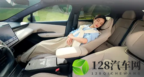 偶遇银色领克 Z20，大轮毂一装气场全开-2