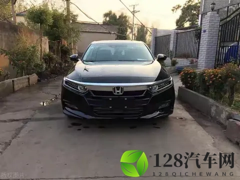 燃油车会被淘汰吗？假期去跑一趟高速，你也许就清楚了！-3