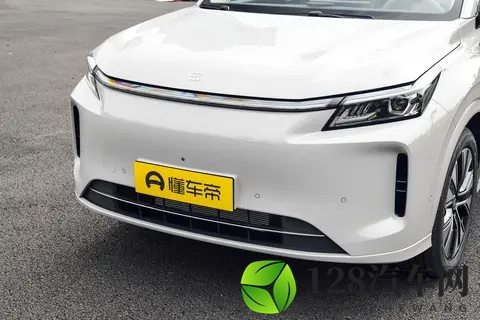 1198 万起，230km 超长续航，还能带四驱？三代蓝电E5 PLUS 值得一看-2