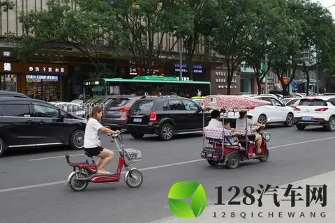 12月1日起 电动车、三轮、四轮车上路“5不准2放行” 处罚明确-1