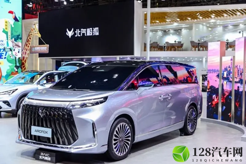MPV市场迎来价值“破局者”！北汽极狐用三大技术王炸破局-1