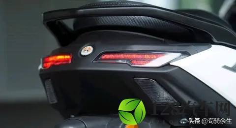 7980元买水冷150+ABS+TCS？这款平踏板把小排量配置卷到新高度！-3