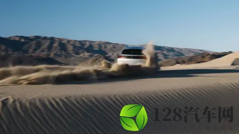 竟然出现在这里?首试奔驰纯电GLC,沙丘冲浪考验软件与性能表现-2