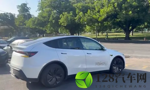 马斯克剧透特斯拉四款AI芯片!无人出租拿掉方向盘明年量产-1