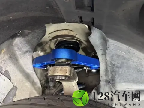 奔驰C63升级前后可调摆臂套件改装案例-1