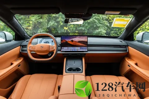 东风奕派eπ007+：新能源轿跑新风向，科技与实用齐飞-1