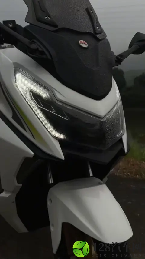 5380元起！诺维娜M6 150踏板，动力配置双在线，这波操作太香了！-2