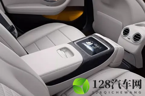 2026款奔驰长轴距E级上市，新增经典版仅售4299万，剑指宝马5系-1