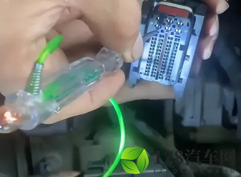 福克斯挂档不走车，师傅秒变省钱英雄，帮车主省下几千块！-2