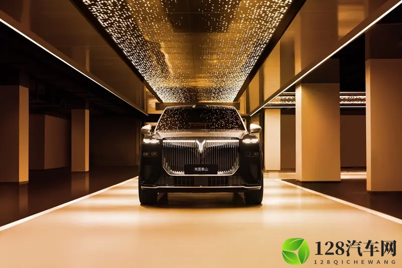 岚图泰山携国产首发三腔空悬重塑豪华SUV价值标准-1