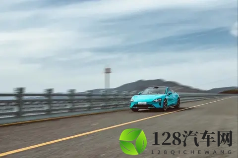 销量打脸质疑！小米SU7凭什么越骂越火？-2