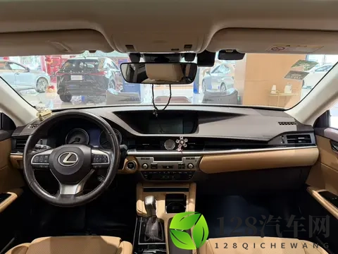 十年雷克萨斯ES,5万公里油电混动,这才是成熟男人的座驾?-3