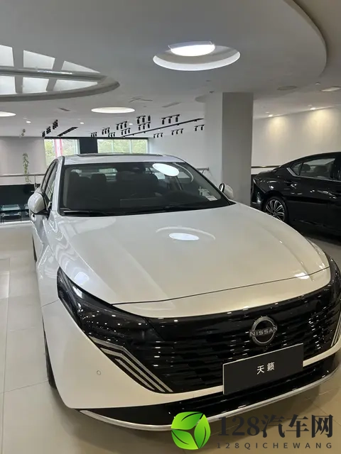 外观更年轻运动!新款日产天籁实拍,搭20T动力,鸿蒙座舱是亮点-1