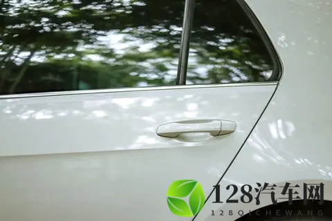 白色新车多久需要打一次腊？几位车主给了答案，你赞同吗-2