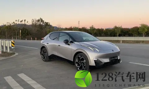 偶遇银色领克 Z20，大轮毂一装气场全开-3