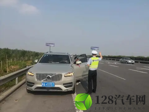 28、开车遇到突发情况时,你最应该注意的事情是什么?-3