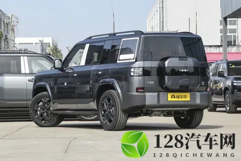 选车时总有人在喜欢和实用之间反复拉扯，方程豹钛7能行吗？-1