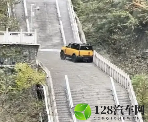 奇瑞风云X3L挑战天门山失败 爬天梯挑战以撞坏护栏告终-3