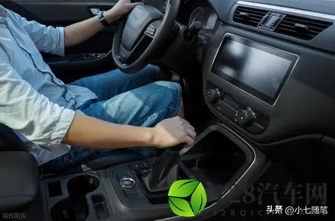 D挡派 vs N挡派!等红绿灯谁才是赢家?-3