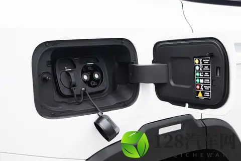 15万混动SUV选它不后悔？四驱+索尼音响，油耗低空间大-1