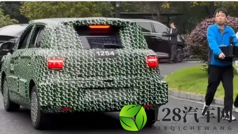 零跑A10曝光！疑似T03接班人，小车市场又要开卷了？-3